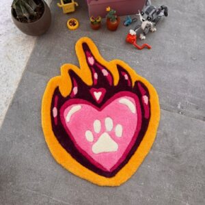 El Yapımı Tufting Halı – Alevli Pembe Kalp ve Patili Tasarım